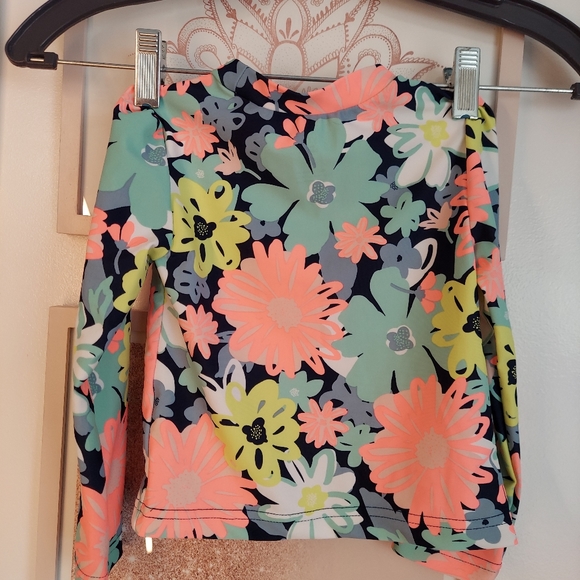 🎁5/$25  - Rashguard flower top, 2T - Picture 7 of 11